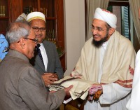 Syedna-WITH-PREX-MUKHERJEE.jpg