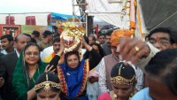 Murti lifted by Burhani guards leader of barwani .jpg